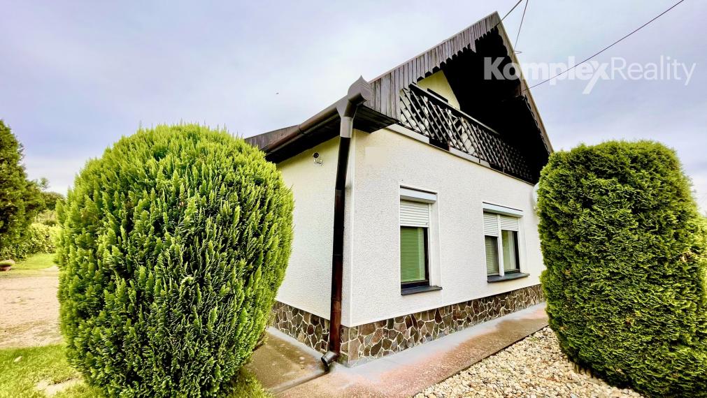 Predaj - 3 izbový rodinný dom  s veľkým pozemkom v obci Semerovo