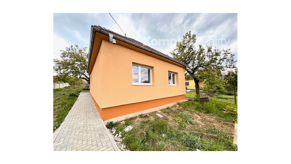 Na prenájom- 4 izbový RD s  veľkým parkoviskom vhodný aj na podnikanie v obci Komjatice