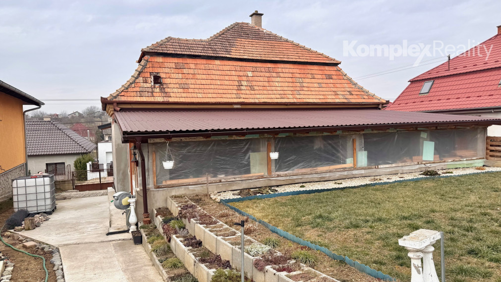 Na predaj priestranný 3-izbový rodinný dom s novou terasou po rekonštrukcii – Kolta