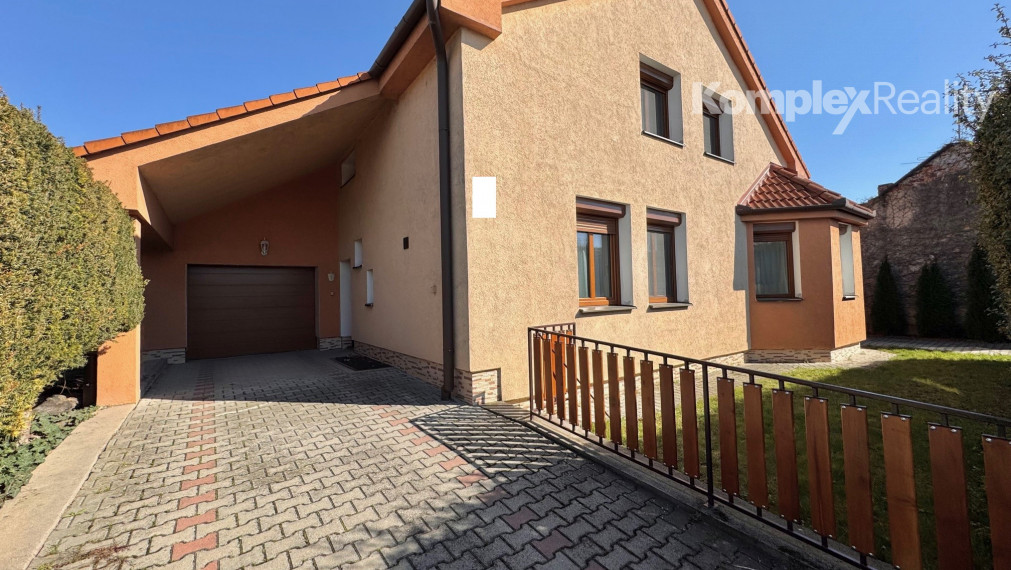 Na prenájom priestranný rodinný dom v Nových Zámkoch s 2 garážami vhodný aj na podnikanie