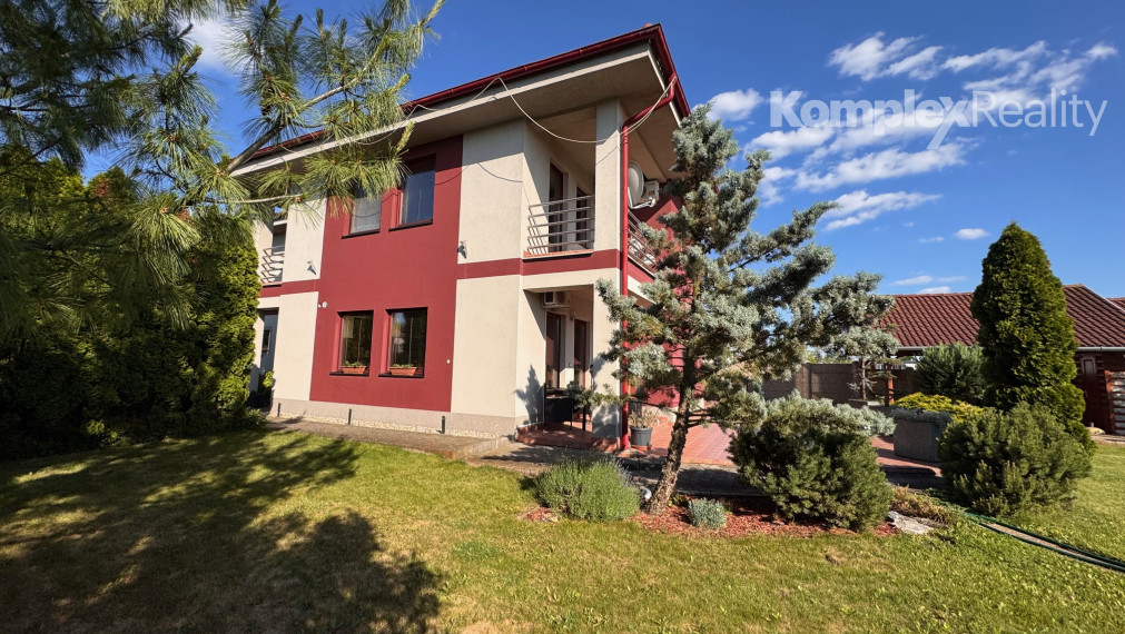 Na predaj: Luxusný 5-izbový rodinný dom s bazénom, dvojgarážou a záhradným domom v obci Andovce