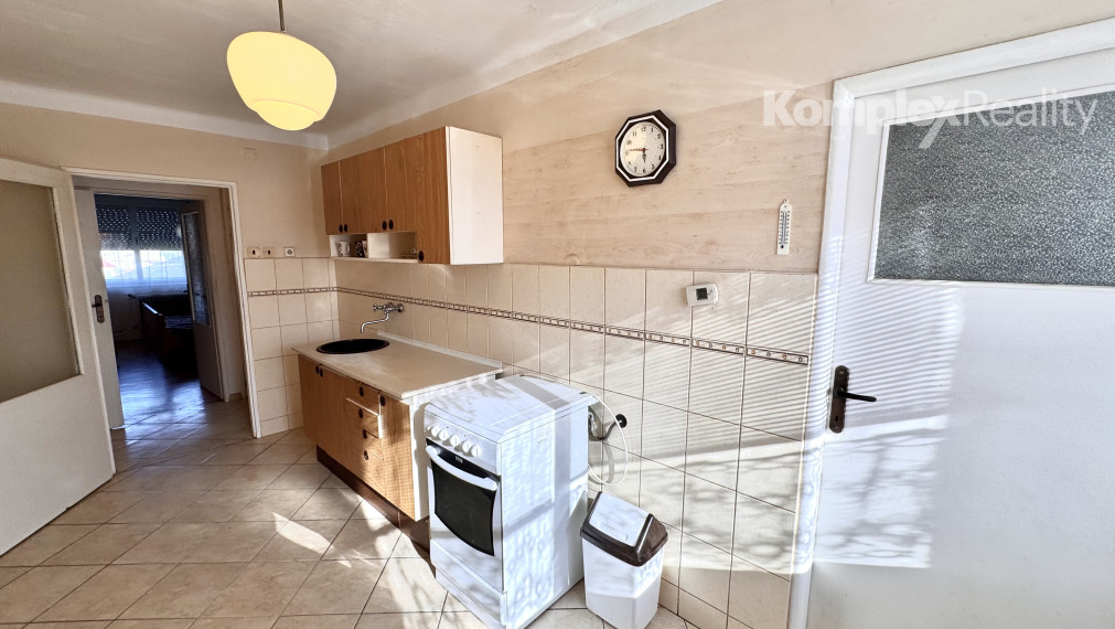 Na predaj 3-izbový byt s garážou a pivnicou v tehlovej štvorbytovke – Bajč