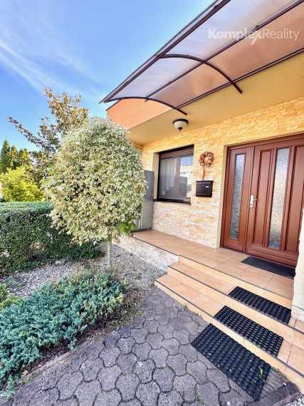 REZERVOVANÉ! Predaj- 4 izbový átriový rodinný dom Milionárska štvrť, Nové Zámky