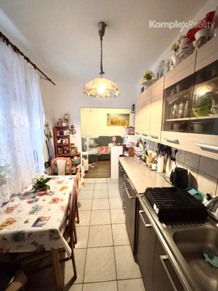 REZERVOVANÉ!! Na predaj: priestranný 2-izbový byt (momentálne upravený na 3-izbový) v centre Nových Zámkov