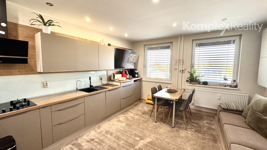 Prenájom- priestranný 2-izbový byt po kompletnej rekonštrukcii – 62 m² + loggia, 4. poschodie, výťah, Nové Zámky