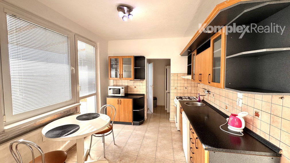 Na prenájom priestranný 3-izbový byt v obľúbenej lokalite Nových Zámkov – ul. G. Bethlena