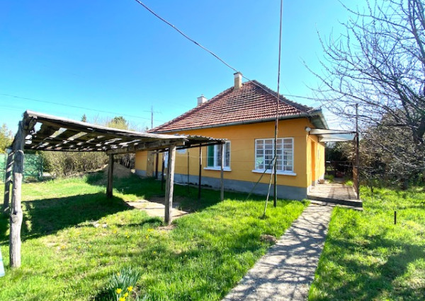 Na predaj 2-izbový rodinný dom s veľkým pozemkom v obci Dubník, okres Nové Zámky – možnosť výstavby ďalšieho domu