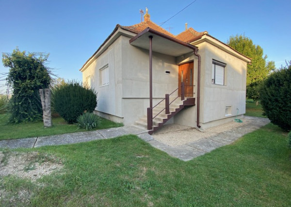 Predaj- 4i  dom v tichej lokalite s vizualizáciou interiéru, Šurany