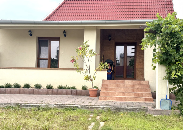 REZERVOVANÉ!Predaj- 4i rodinný dom s bazénom