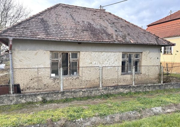 Predaj- 3 izbový  starší rodinný dom s pekným pozemkom  v obci Rúbaň