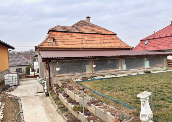 Na predaj priestranný 3-izbový rodinný dom s veľkým pozemkom a novou terasou – Kolta