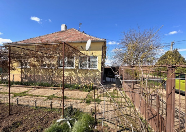 Na predaj rodinný dom s dielňou, garážou a udržiavanou záhradou – Rúbaň