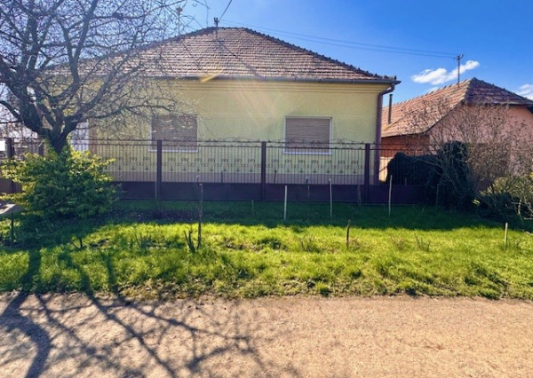 Na predaj rodinný dom s dielňou, garážou a udržiavanou záhradou – Rúbaň