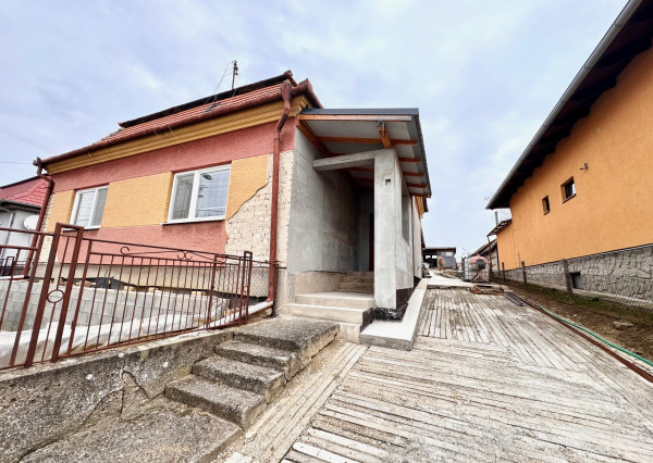 Na predaj priestranný 3-izbový rodinný dom s veľkým pozemkom a novou terasou – Kolta