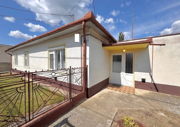 Na predaj: 5-izbový rodinný dom so samostatnou garážou a letnou kuchyňou v obci Tvrdošovce