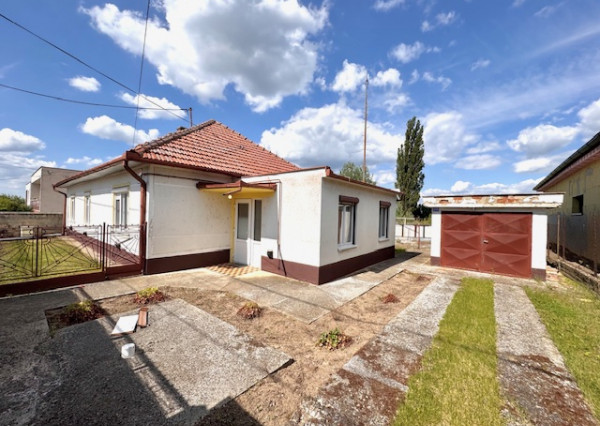 Na predaj: 5-izbový rodinný dom so samostatnou garážou a letnou kuchyňou v obci Tvrdošovce