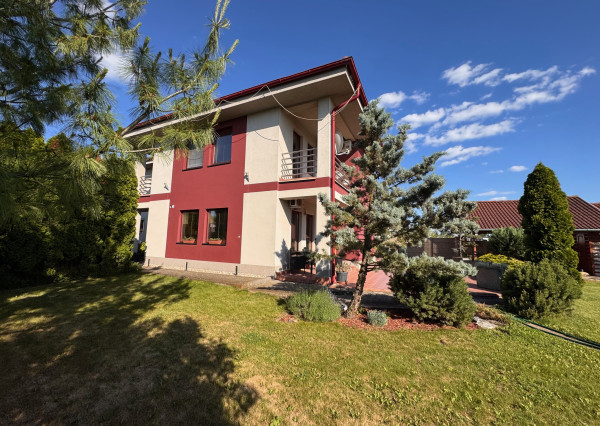 Na predaj: Luxusný 5-izbový rodinný dom s bazénom, dvojgarážou a záhradným domom v obci Andovce