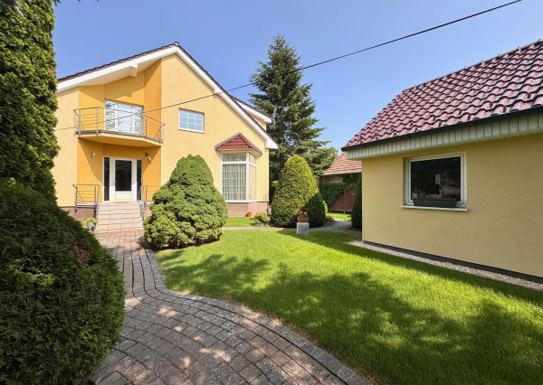 Na predaj nadštandardný 5-izbový rodinný dom s dvojgarážou a wellness zónou, Bánov (okres Nové Zámky)