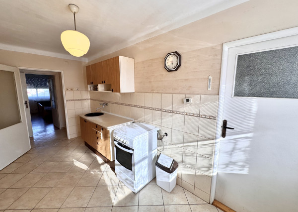 Na predaj 3-izbový byt s garážou a pivnicou v tehlovej štvorbytovke – Bajč