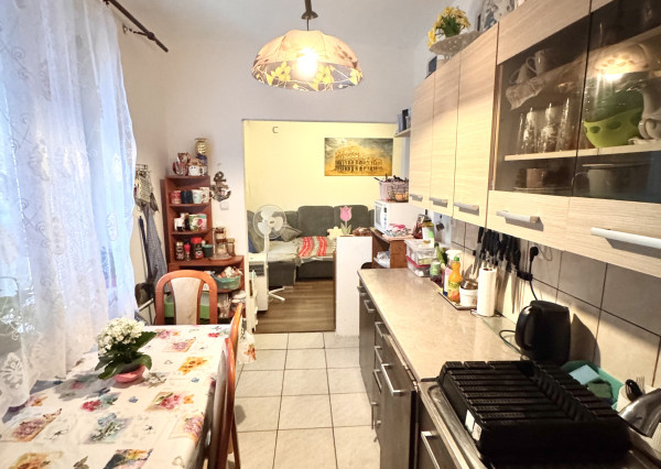 Na predaj: priestranný 2-izbový byt (momentálne upravený na 3-izbový) v centre Nových Zámkov