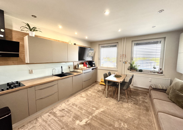 Prenájom- priestranný 2-izbový byt po kompletnej rekonštrukcii – 62 m² + loggia, 4. poschodie, výťah, Nové Zámky