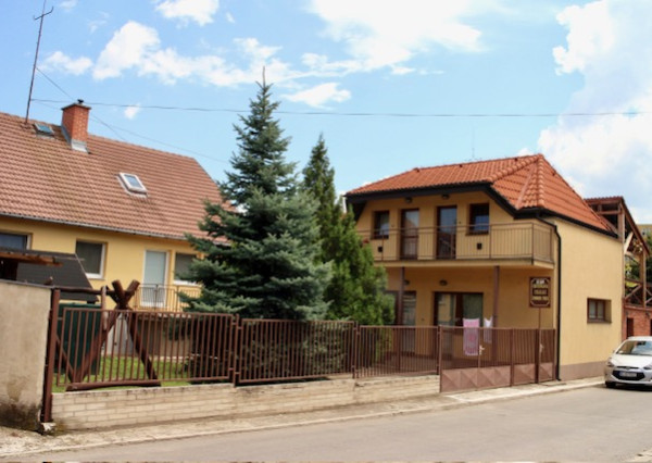 Predaj- zabehnutý penzión a rodinný dom, Štúrovo