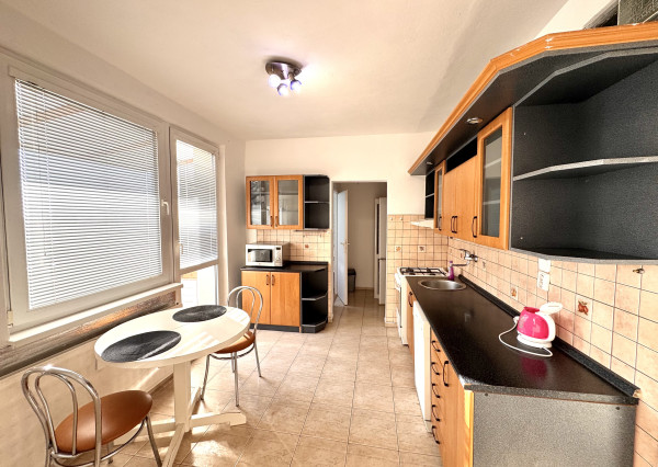 Na prenájom priestranný 3-izbový byt v obľúbenej lokalite Nových Zámkov – ul. G. Bethlena