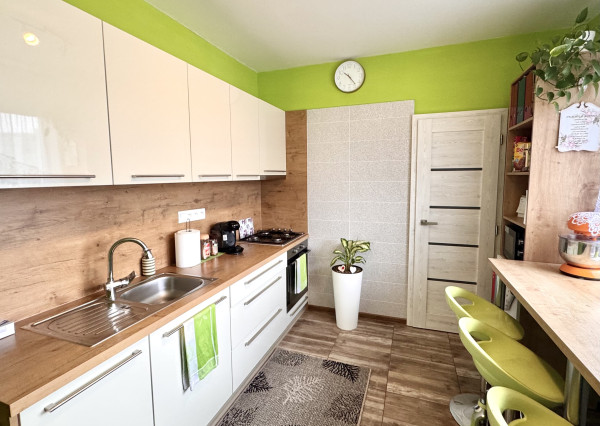 Predaj- priestranný 2i byt prerobený na 3 izbový , centrum Nové Zámky