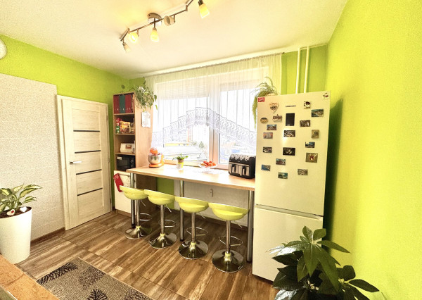 Predaj- priestranný 2i byt prerobený na 3 izbový , centrum Nové Zámky