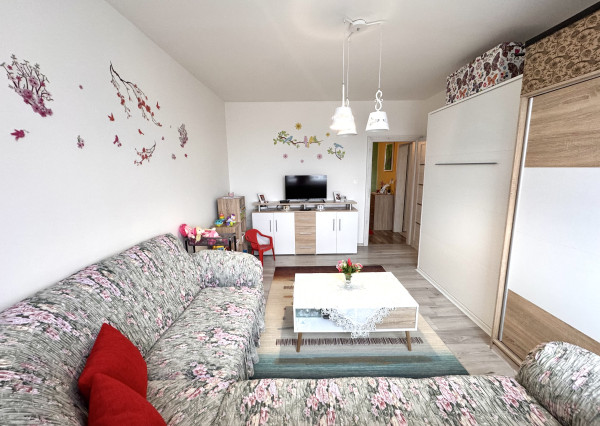Predaj- priestranný 2i byt prerobený na 3 izbový , centrum Nové Zámky