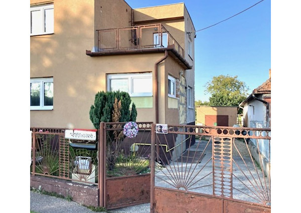 Predaj- priestranný 4 izbový dom  s pekným pozemkom v obci Dolný Ohaj