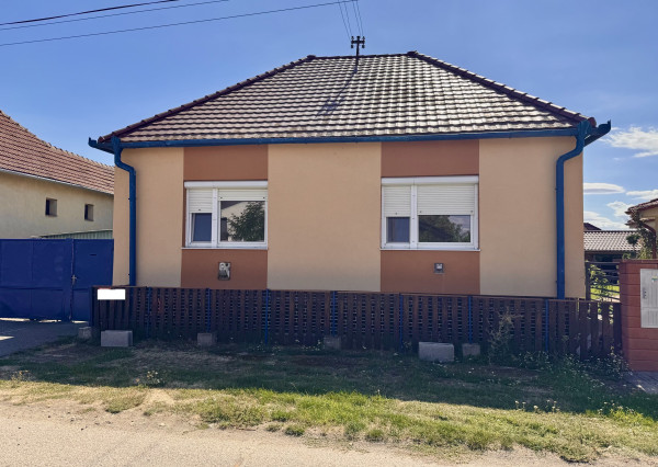 NA PREDAJ 3-IZBOVÝ RODINNÝ DOM S PRIESTRANNÝM POZEMKOM – ŠURANY