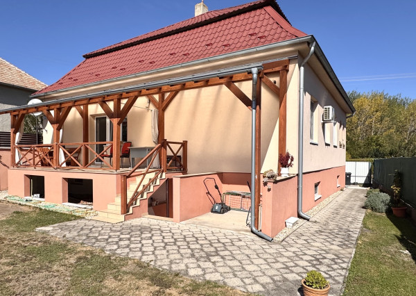 NA PREDAJ-3 IZBOVÝ RODINNÝ DOM S KRYTOU TERASOU A PRIESTRANNÝM POZEMKOM – BÁNOV