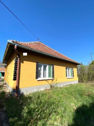 Na predaj 2-izbový rodinný dom s veľkým pozemkom v obci Dubník, okres Nové Zámky – možnosť výstavby ďalšieho domu