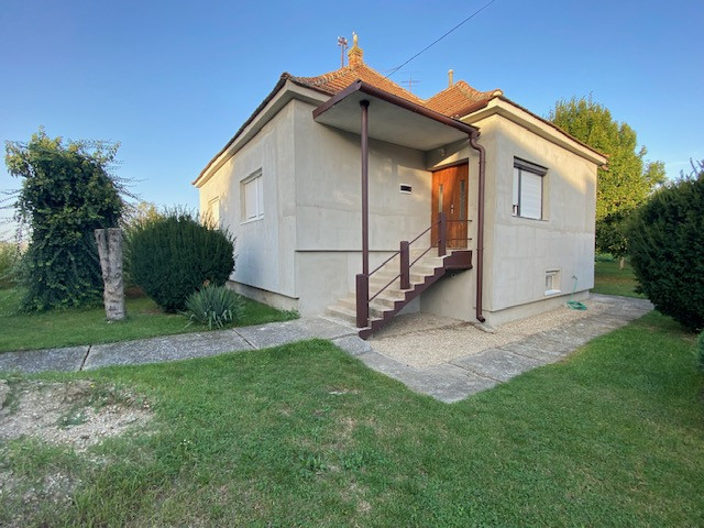 Predaj- 4i  dom v tichej lokalite s vizualizáciou interiéru, Šurany