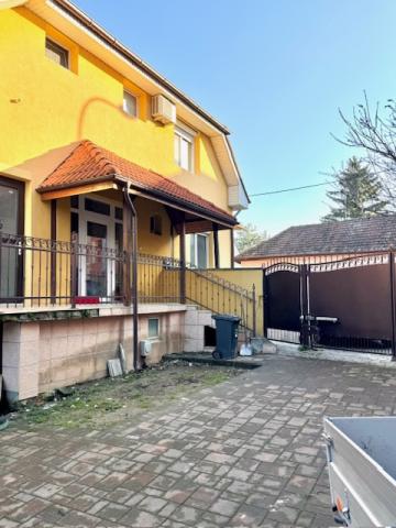 Predaj- priestranný rodinný dom s možnosťou podnikania v centre Nových Zámkov