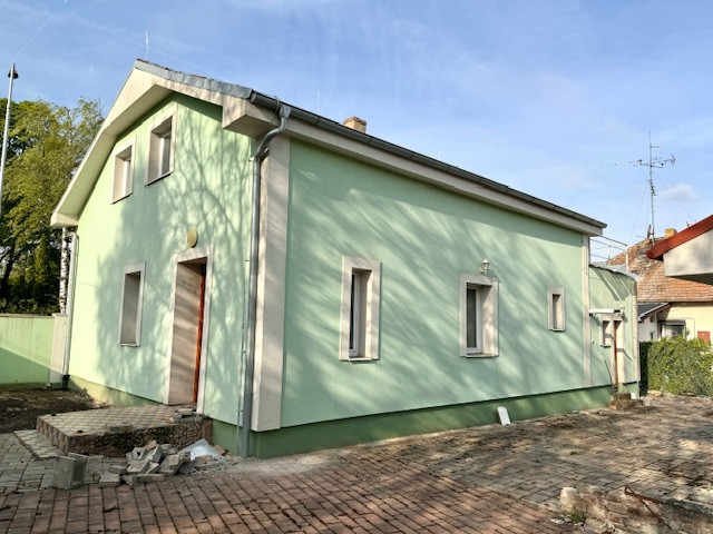 Predaj- zrekonštruovaný rodinný dom vhodný aj na podnikanie  v Nových Zámkoch