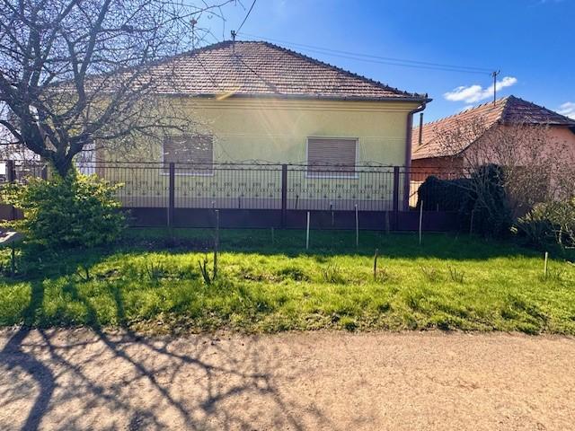 Na predaj rodinný dom s dielňou, garážou a udržiavanou záhradou – Rúbaň