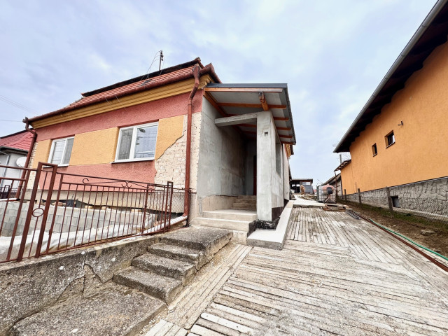 Na predaj priestranný 3-izbový rodinný dom s veľkým pozemkom a novou terasou – Kolta