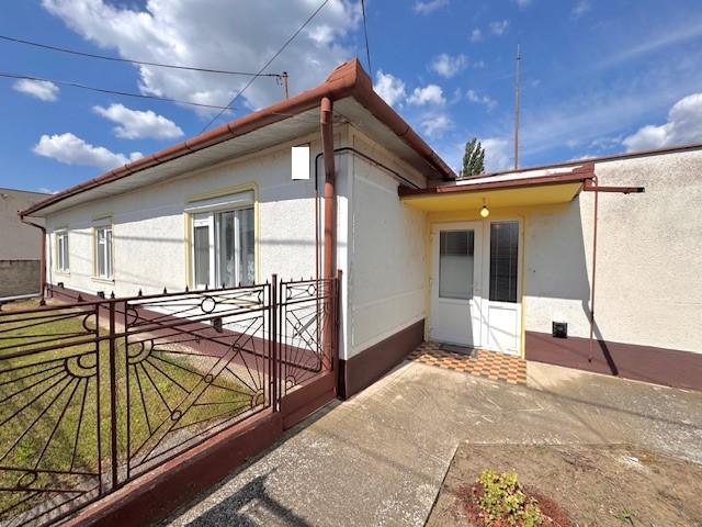 Na predaj: 5-izbový rodinný dom so samostatnou garážou a letnou kuchyňou v obci Tvrdošovce