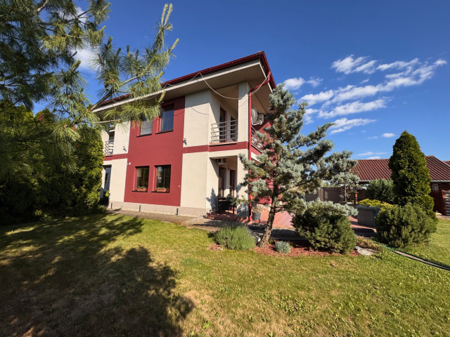 Na predaj: Luxusný 5-izbový rodinný dom s bazénom, dvojgarážou a záhradným domom v obci Andovce