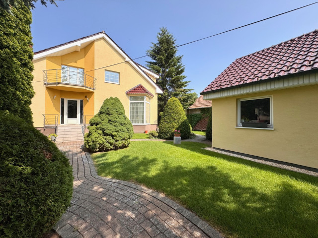 Na predaj nadštandardný 5-izbový rodinný dom s dvojgarážou a wellness zónou, Bánov (okres Nové Zámky)