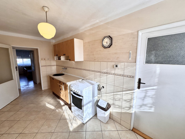 Na predaj 3-izbový byt s garážou a pivnicou v tehlovej štvorbytovke – Bajč