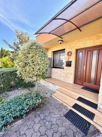 REZERVOVANÉ! Predaj- 4 izbový átriový rodinný dom Milionárska štvrť, Nové Zámky