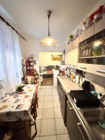 Na predaj: priestranný 2-izbový byt (momentálne upravený na 3-izbový) v centre Nových Zámkov