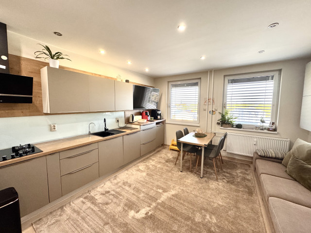 Prenájom- priestranný 2-izbový byt po kompletnej rekonštrukcii – 62 m² + loggia, 4. poschodie, výťah, Nové Zámky