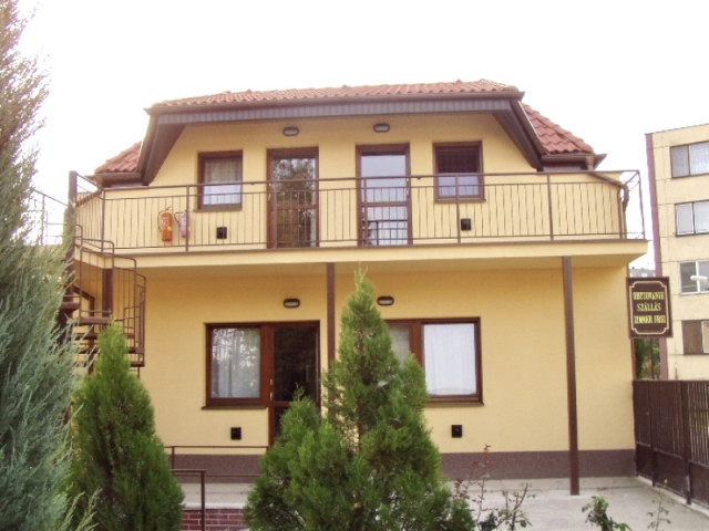 Predaj- zabehnutý penzión a rodinný dom, Štúrovo