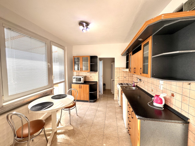 Na prenájom priestranný 3-izbový byt v obľúbenej lokalite Nových Zámkov – ul. G. Bethlena