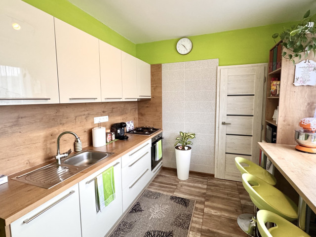 Predaj- priestranný 2i byt prerobený na 3 izbový , centrum Nové Zámky