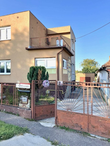 Predaj- priestranný 4 izbový dom  s pekným pozemkom v obci Dolný Ohaj